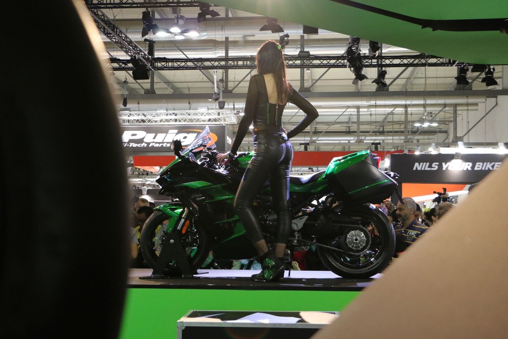 Motoristi, izvolite: hostese na salonu Eicma 2017 (foto galerija)