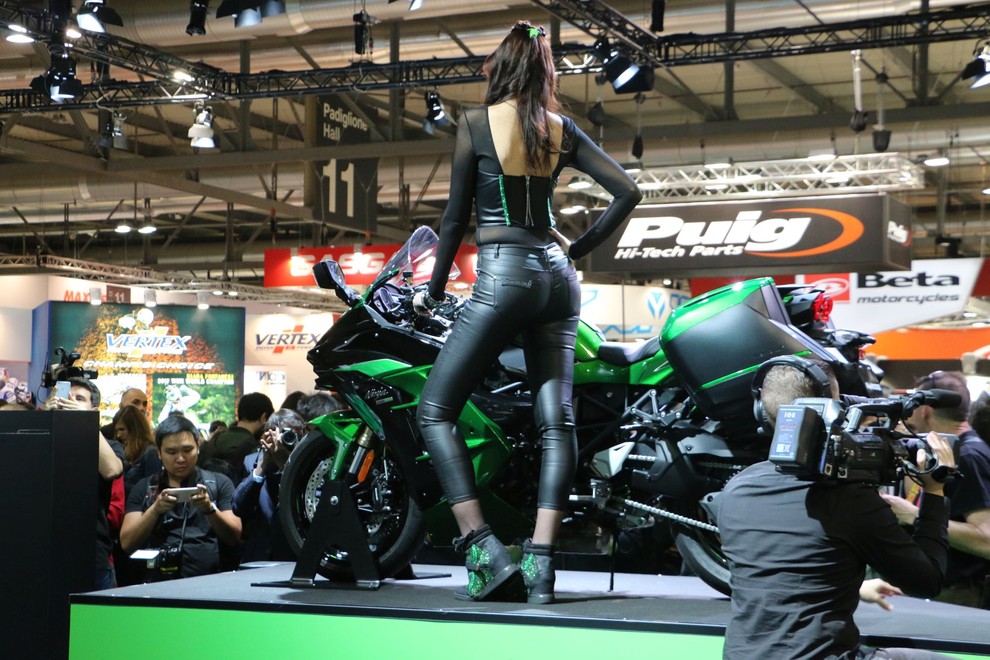 Motoristi, izvolite: hostese na salonu Eicma 2017 (foto galerija)