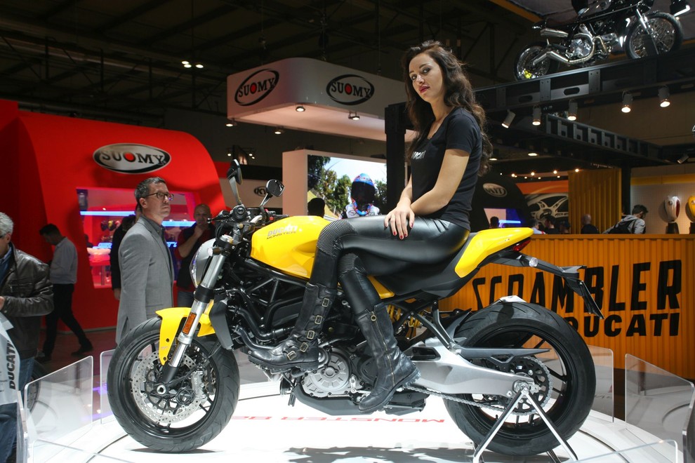 Motoristi, izvolite: hostese na salonu Eicma 2017 (foto galerija)