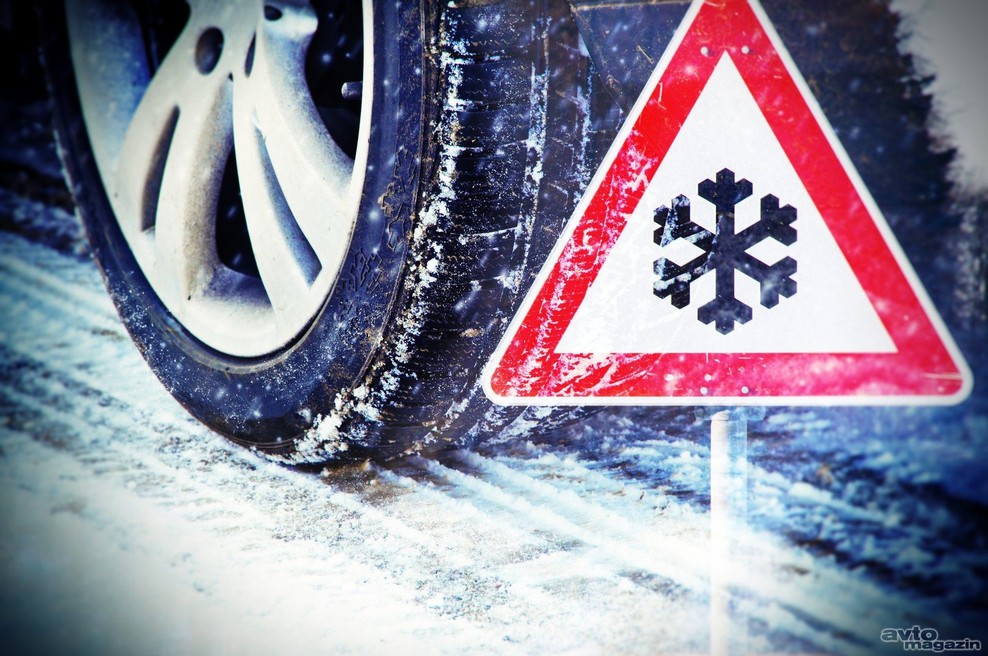 Od danes naprej je obvezna zimska oprema. To sporočajo z AVP in policije (foto: Arhiv AM)