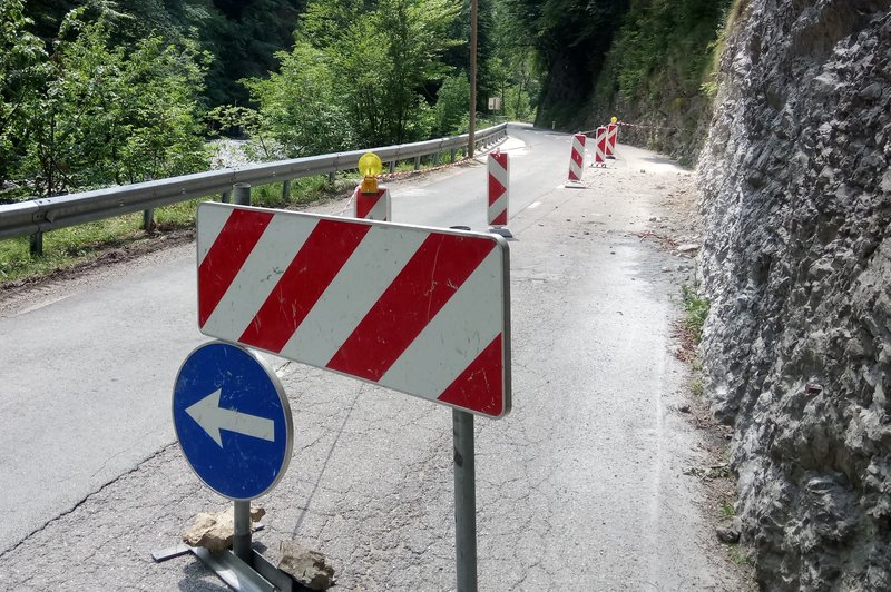 Prošnja državljana - motorista uslišana: označba nevarnega odseka na cesti Col - Godovič (foto: Matevž Hribar)