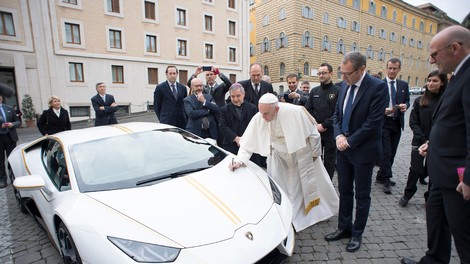 Lamborghini papežu Frančišku podaril nov avtomobil, model Hurracan