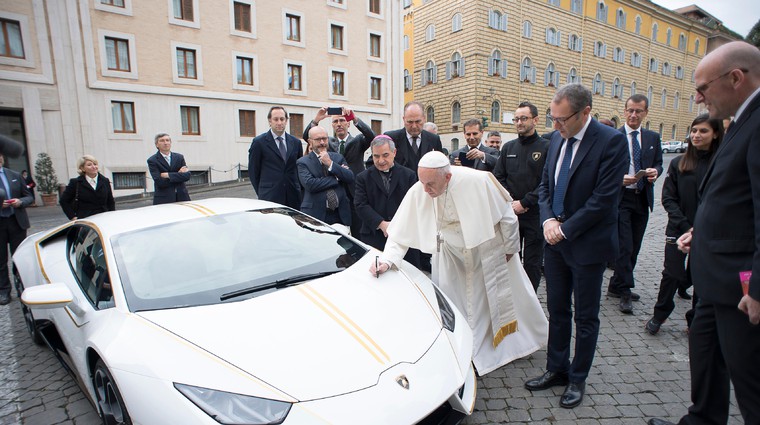 Lamborghini papežu Frančišku podaril nov avtomobil, model Hurracan (foto: Lamborghini)
