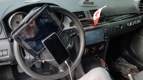 Policist naletel na voznika, ki je imel iPhone in tablico privezana kar na volan