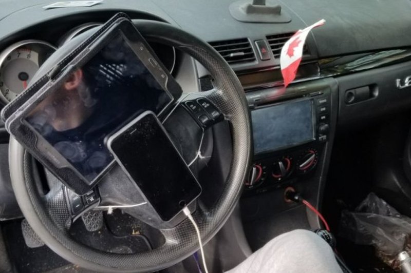 Policist naletel na voznika, ki je imel iPhone in tablico privezana kar na volan (foto: Vancouver Police @ Twitter)