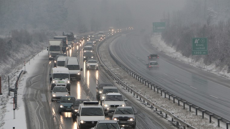 Prihaja sneg! Pripravite se na zimsko veselje na cestah (foto: Matevž Hribar)