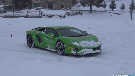 Driftanje z Lamborghiniji po snegu je zagotovo najboljša zimska zabava