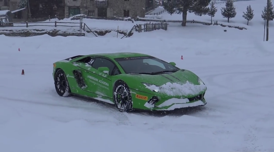 Driftanje z Lamborghiniji po snegu je zagotovo najboljša zimska zabava (foto: NM2255 Car HD Videos)