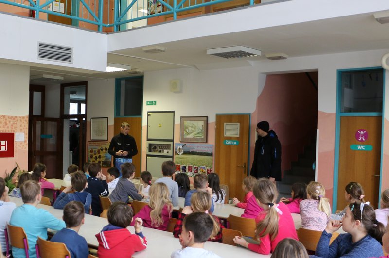 Čarman obdaril osnovno šolo v Sori, otroci v zahvalo narisali sanjske motorje (foto: Matevž Hribar)