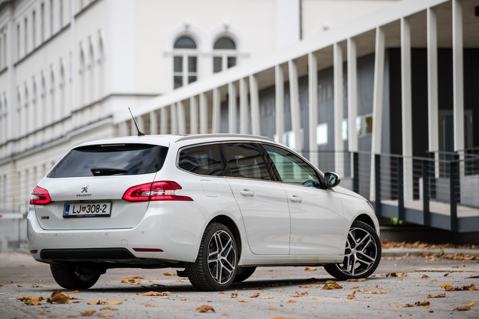 Izšel je novi Avto magazin! Testi: Ford Ka+, Volvo XC60 T8, Škoda Karoq