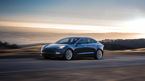 Tesla Model 3 vendarle na ogled v prodajnih salonih, a zaenkrat le v dveh mestih