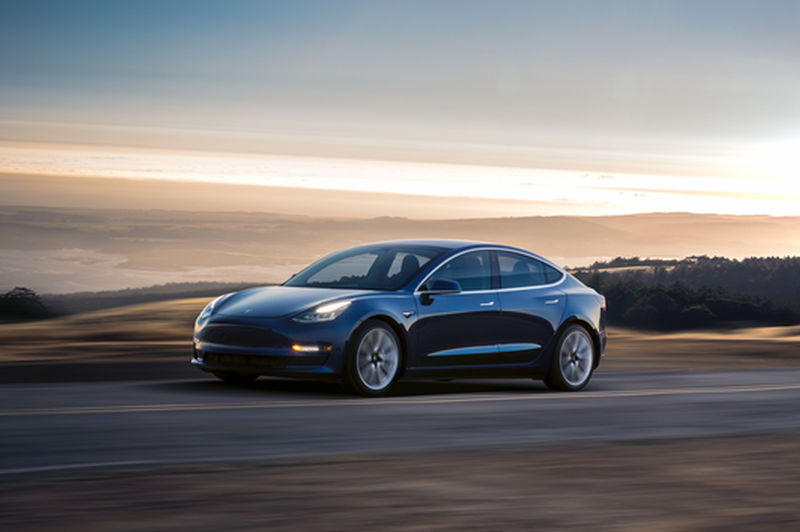 Tesla Model 3 vendarle na ogled v prodajnih salonih, a zaenkrat le v dveh mestih (foto: Tesla)