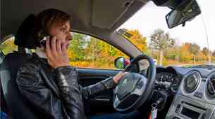 Slovenci omejujemo uporabo mobilnega telefona med vožnjo