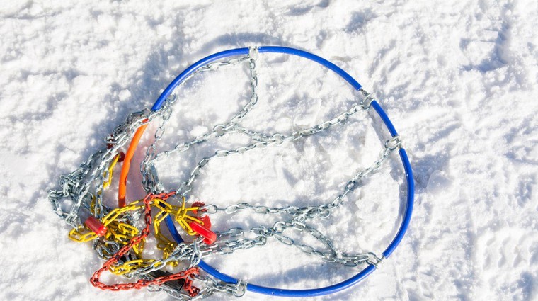 Snežne verige – izbira, vzdrževanje, nadomestne 'nogavice' in osebna izkušnja s premajhnimi (foto: Profimedia)