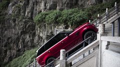 Nora vožnja Range Roverja Sport P400e k Nebeškim vratom (video)