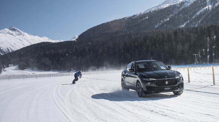 150 na uro s snežno desko: padel svetovni rekord v deskanju po snegu z avtomobilsko vleko (foto: Maserati)