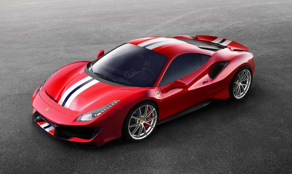 Ferrari 488 Pista Med avtomobili v njegovi garaži je tudi Ferrari 488 Pista, lažja in bolj dirkaško usmerjena različica modela …