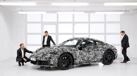 Porsche 911 se predstavlja v popolni kamuflaži