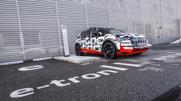 Audi v Ženevo pripeljal električnega E-trona, a so s podatki še precej skopi (foto: Audi)