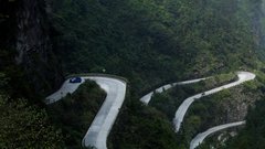Video: Range Rover podrl Ferrarijev rekord na gorski cesti Tianmen