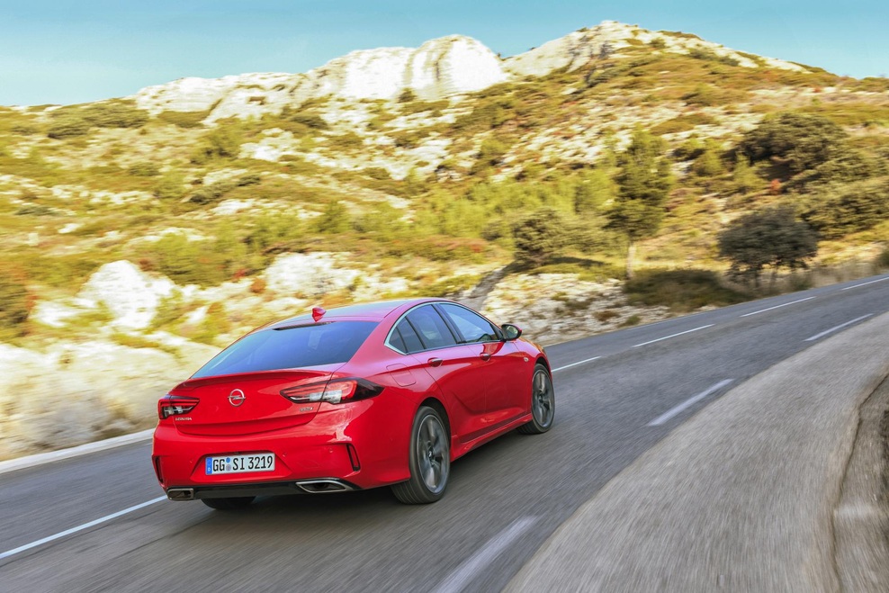 Izšel je novi Avto magazin! Testi: Kia Stinger, Dacia Duster, VW Tiguan Allspace