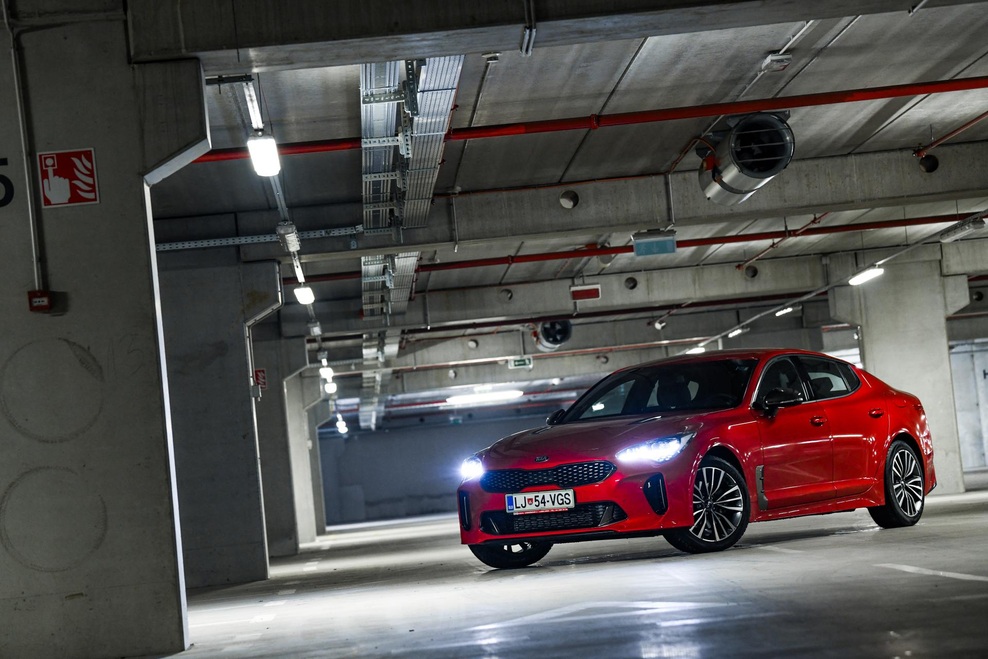 Izšel je novi Avto magazin! Testi: Kia Stinger, Dacia Duster, VW Tiguan Allspace
