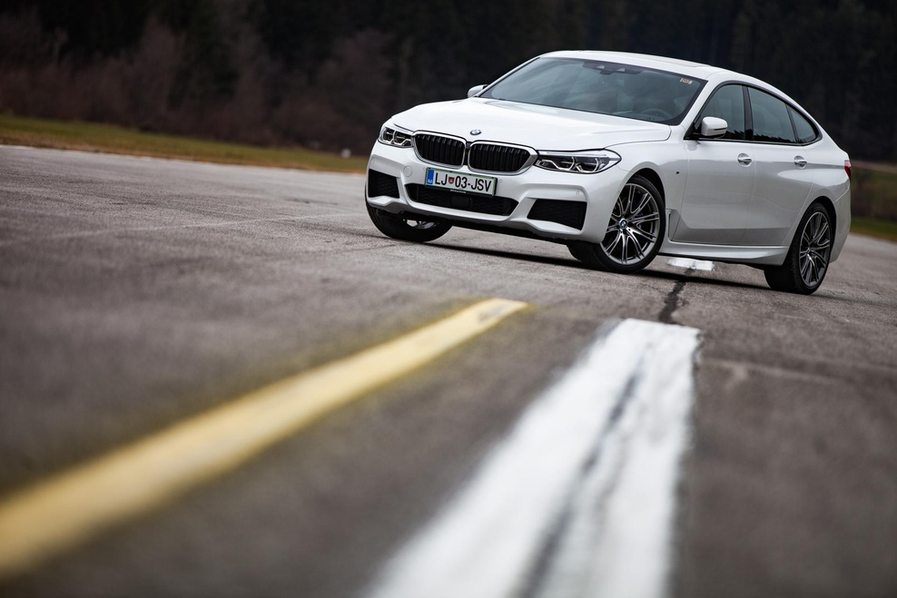 Izšel je novi Avto magazin! Testi: Kia Stinger, Dacia Duster, VW Tiguan Allspace