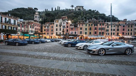 Dvajset Ferrarijev Portofino na poti po Evropi