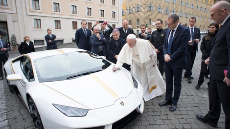 Papežev Lamborghini je prodan