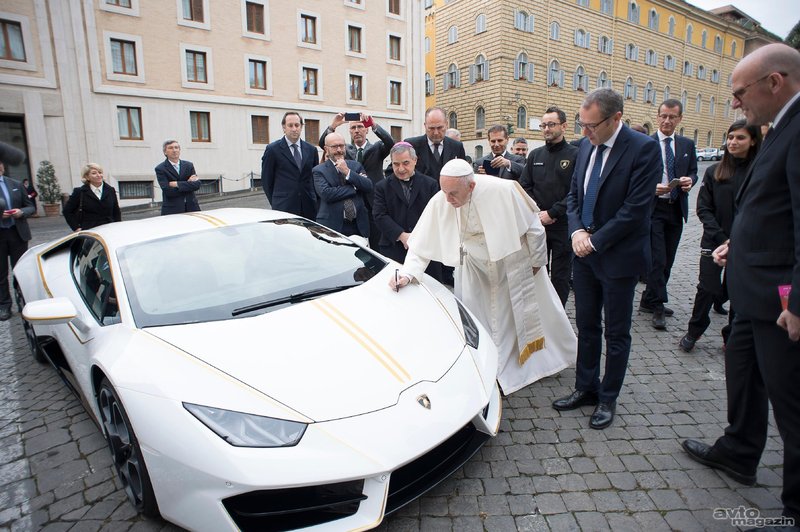 Papežev Lamborghini je prodan (foto: Lamborghini)