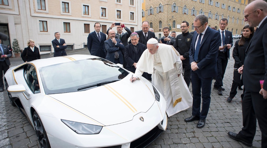 Papežev Lamborghini je prodan (foto: Lamborghini)