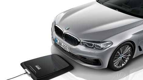 BMW uvaja tehnologijo induktivnega polnjenja električnih avtomobilov