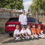 Jose Mourinho je z Jaguarjem XF Sportbrake obiskal otroke (foto: JLR)