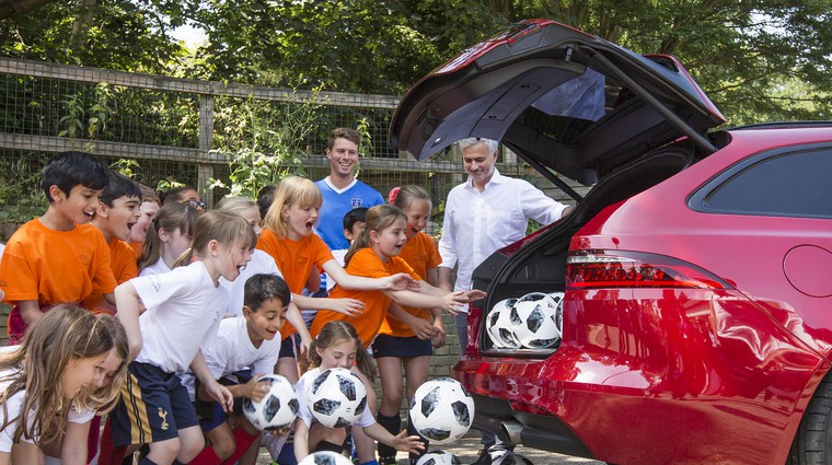 Jose Mourinho je z Jaguarjem XF Sportbrake obiskal otroke (foto: JLR)