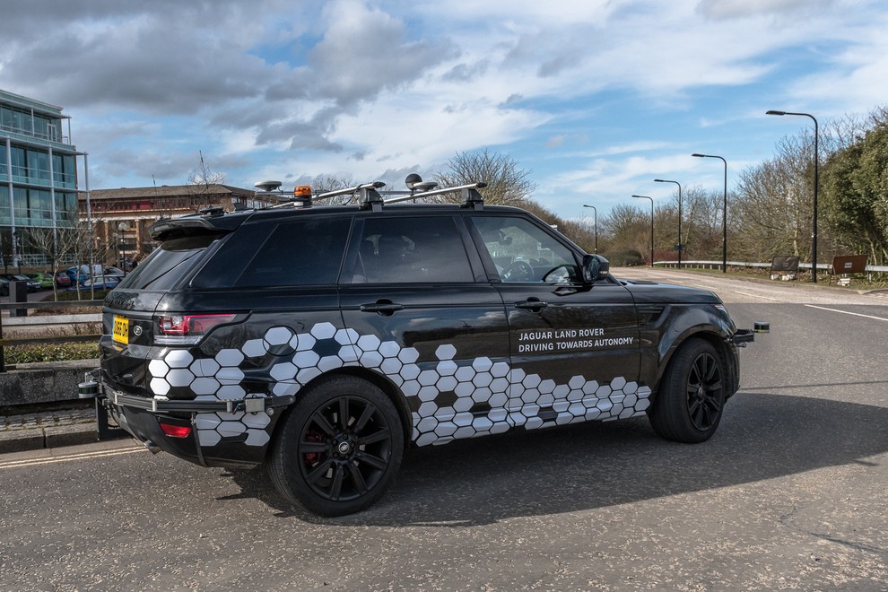 Jaguar in Land Rover postavljata tehnologijo avtonomne vožnje na novo raven