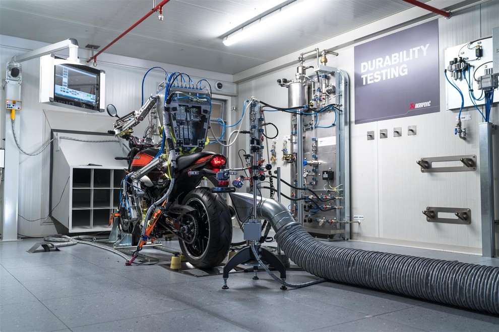 V Akrapoviču motocikle na novi testni mizi preizkuša kar neutrudljivi robot