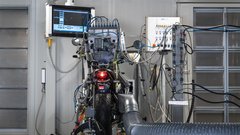 V Akrapoviču motocikle na novi testni mizi preizkuša kar neutrudljivi robot