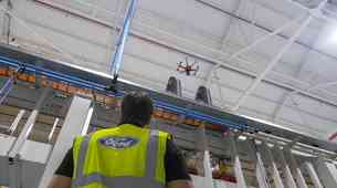 Ford v tovarni za varnostne preglede uporablja drone