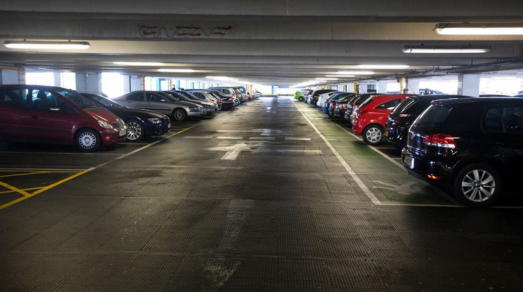 So plačljive parkirne hiše res boljše kot brezplačne? (foto: Arhiv AM)