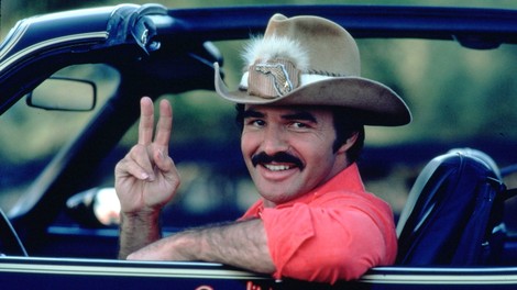 Umrl je Burt Reynolds, hollywoodska legenda s pečatom v avtomobilskem svetu
