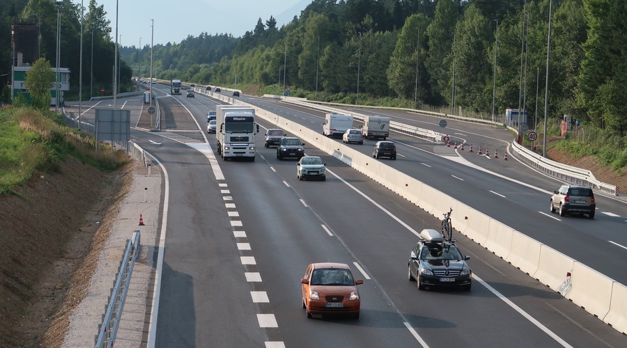 Vinjete za slovenske avtoceste leta 2019 rožnate barve (foto: Dars)