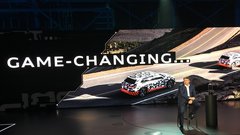 Audi e-tron je razkril predsednik uprave Audija Bram Schot.
