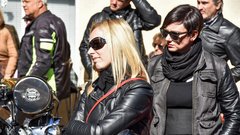 Foto: ugledni motoristi (in motoristke) v Ljubljani in Kamniku zbrali 2.200 evrov