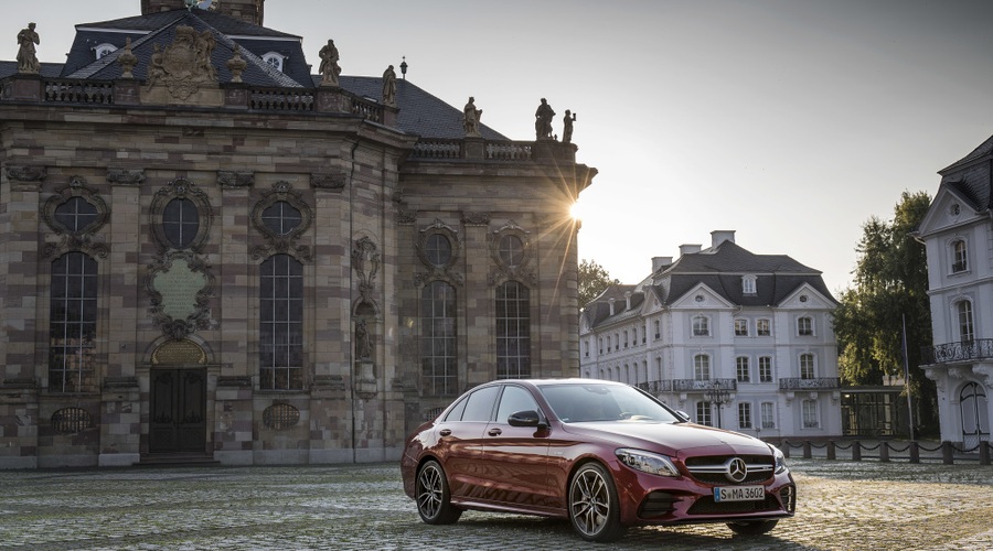 Video: Mercedes-Benz razred C iz leta 1993 se prelevi v novinca za leto 2019 (foto: Daimler)