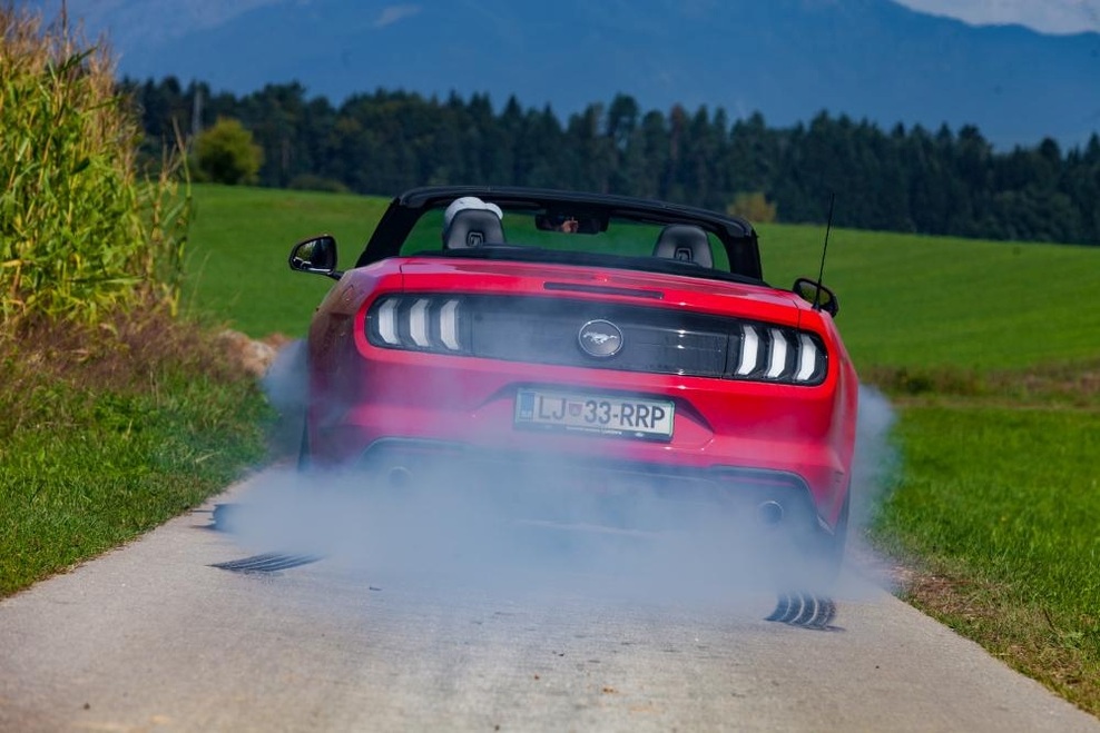 Izšel je novi Avto magazin! Testi: Audi A6, Lexus LS, Ford Mustang Convertible, Volkswagen Golf GTI