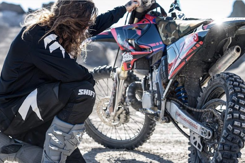 Video: Kaj dobite, če združite motokros in skoke BASE? (foto: Bradley O'Neill/Instagram)