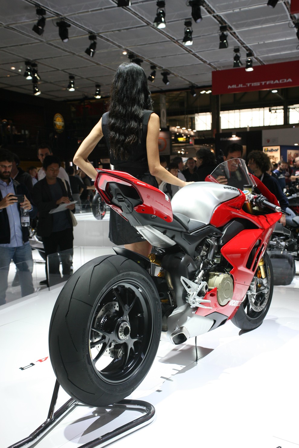 EICMA 2018: Hostese na razstavnih prostorih
