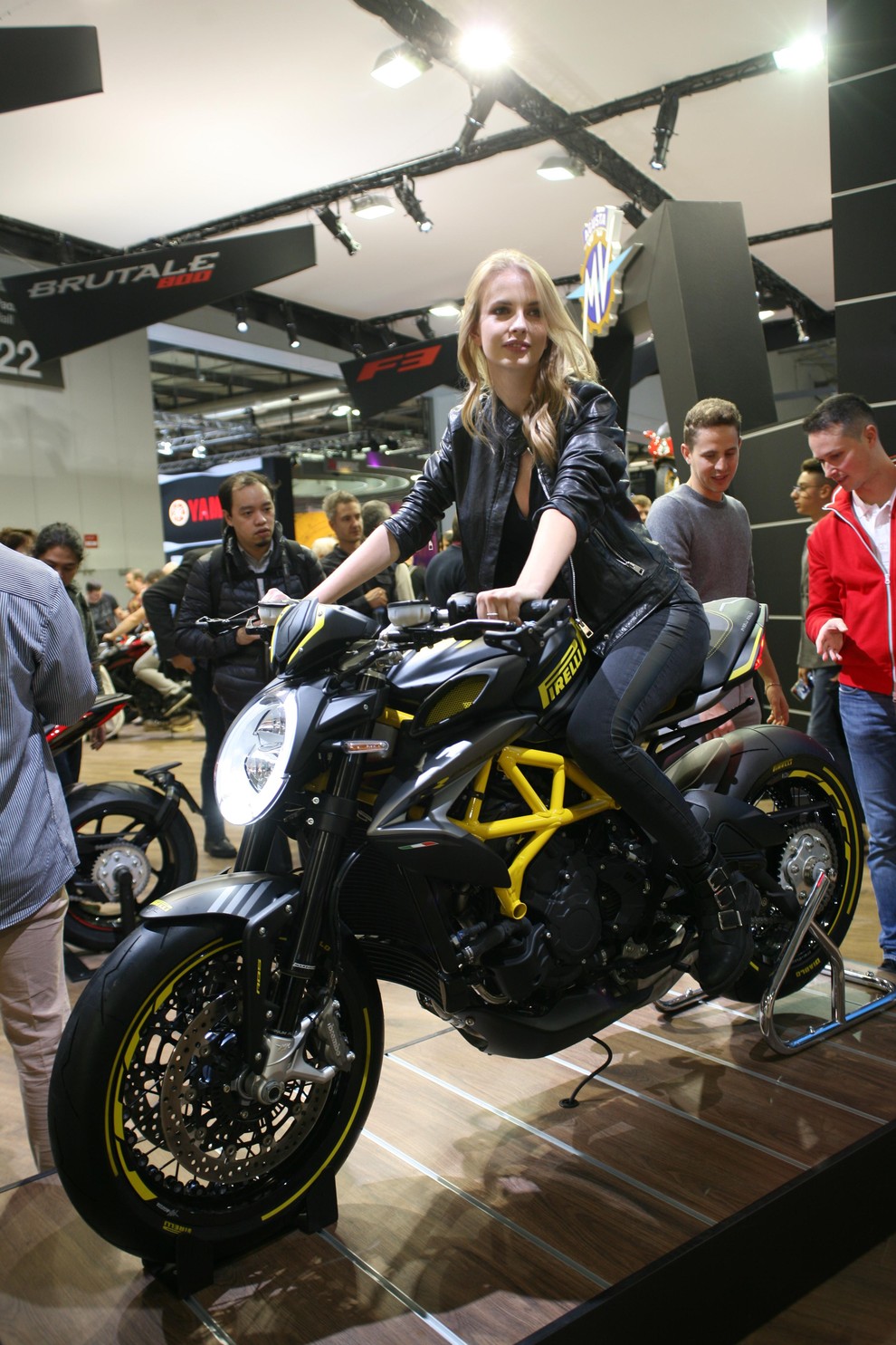 EICMA 2018: Hostese na razstavnih prostorih