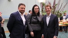 Tomaž Drozg, Adria Media Ljubljana v družbi predstavnikov OMV Vanje Lombar, Roberta Dežmana