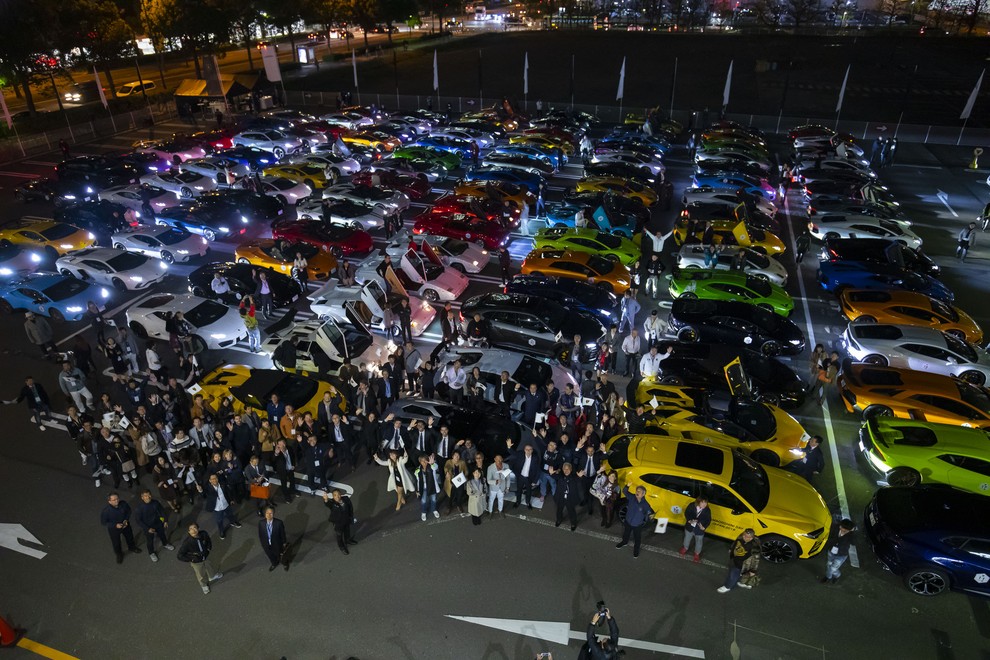 Na Japonskem 200 Lamborghinijev pozdravilo rekorderja Zelenega pekla